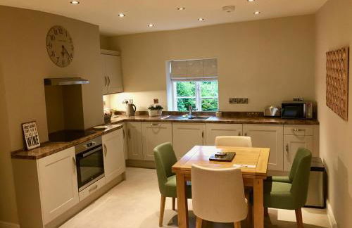 Beautiful stylish 2 bed apartment with free parking - Photo 5