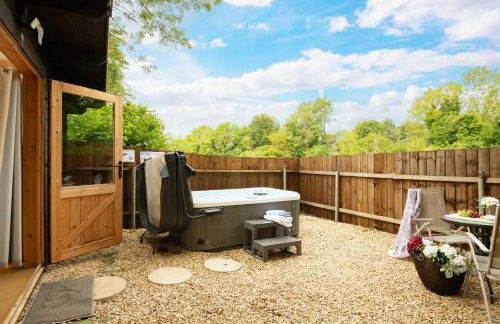 Hazel Tree Hut - Cosy Woodland Cabin with Private Hot Tub - Photo 15