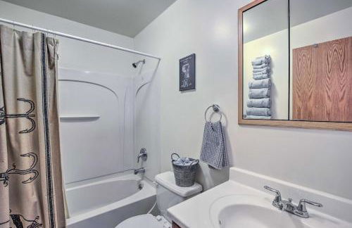 Birchwood Cottage with Red Cedar Lake Access! - Foto 14