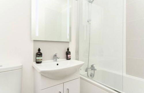 The Penthouse In Bonchurch By Greenstay Serviced Accommodation - Stunning 3 Bed Apt With Sea Views & Parking - Perfect for Families, Small Groups & Business Travellers - Dog Friendly - Fast Wi-Fi - 1000 Mbps - Close To Ventnor & Shanklin - 5 mins To Beach - Foto 7