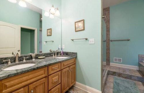 Riverbend Lodge Spacious Riverfront Home with Hot Tub Pool & Mountain view - Foto 30