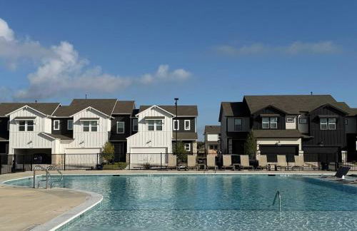 Spacious 4BR Oasis - Pool - Patio - 8 Min to Kalahari - Foto 1