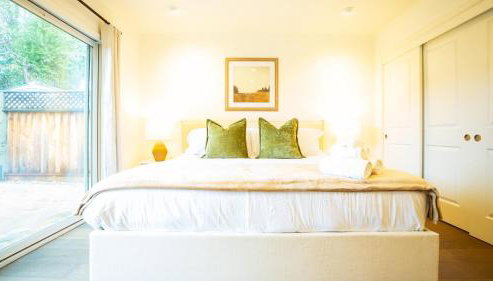 Grand Lux 4BR Prime Location & Serene Yard - Foto 3