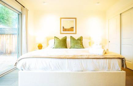 Grand Lux 4BR Prime Location & Serene Yard - Foto 3