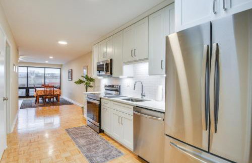 Steps to Shops and Eats Apt in Portage Park! - Foto 10