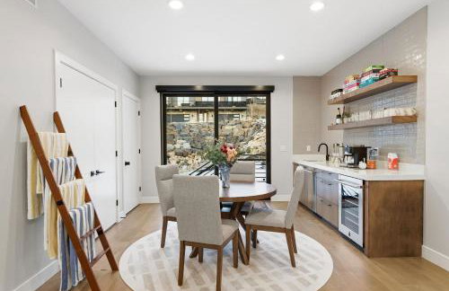 Luxury Hideout w Hot Tub Steam Shower - Photo 31