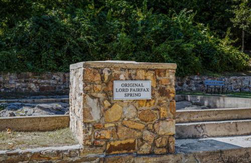 The Manor - Historic Mansion, Wifi, Covered Porch, Screen Porch, King Bed, Walk to Spas, Shops & Restaurants - Foto 97