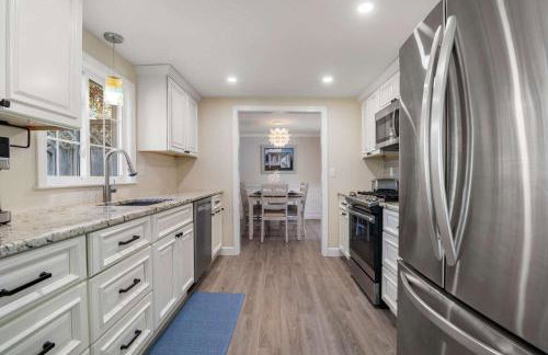 Minutes to Craigville Beach Private Patio and Backyard - Foto 6