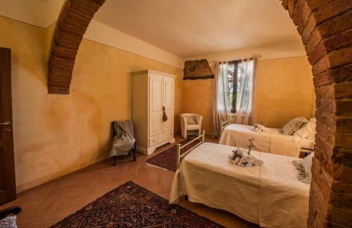 Elegant And Refined Villa With A Beautiful Blue Pool - Photo 18