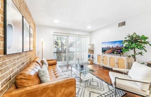 Heart of SoCo 2BR and 1BR King Suites with Free Parking, Pool, and Laundry Center - Foto 23