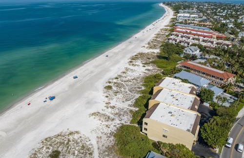 Sun Plaza by Coastal Chic Vacations - Private Beach Access with Pool and Tennis - Photo 16