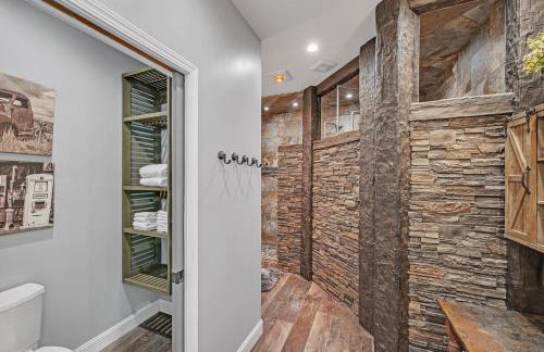 Lakeside Retreat with Hot Tub & Game Room home - Foto 37