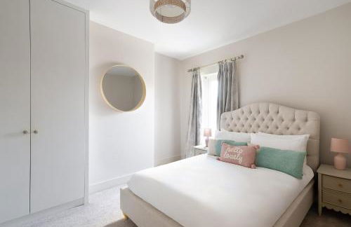 Luxury Family Home in Central Windsor with Large Garden, Games Room, Office, Parking & Pet-Friendly - Photo 10