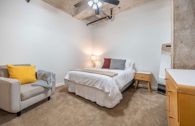 Luxury Historic Loft with Gym - Photo 25