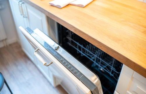 Platz für 8 Pers - C4S Come4Stay Monteure "InnArt" Boxspringbett Einzelbett Töging am Inn, Parkplatz, WLAN, Balkon, Smart TV, voll ausgestatteter Küche, Waschmaschine - Foto 31