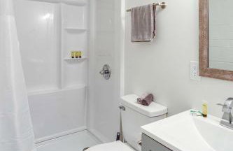 Newly Renovated Bright Studio - Photo 18