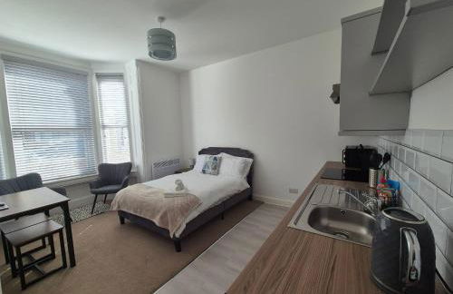 Modern Studio in Fratton, Portsmouth - Contractors Welcome #1 - Photo 16