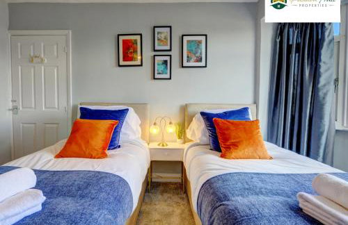 4 Bedroom House - Sleeps 7, Near Coventry Airport, City Centre, Free Wi-Fi with Driveway Parking & Garden, Full Kitchen - AHC - Photo 5