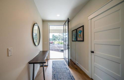 Gearhart Getaway - Gated Community Home w/ Hot Tub, Walk to Beach - Foto 8