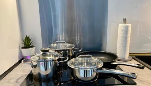 Living at Saarpartments -AdultsOnly- 2 Bedrooms, Kitchen - Business & Holiday Apartments for Long- and Short term Stay, 3 min to Train Station, Secure E-Bike Parking! - Foto 5, stove