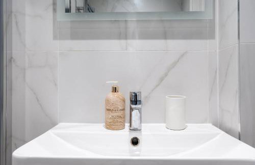 Stylish 2BR Apartment With Balcony Next To Station - Foto 14