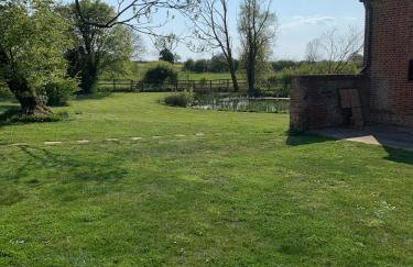 Farmhouse in Suffolk with wild swimming & hot tub - Photo 46