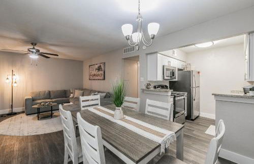 Cozy 2BR Farmhouse Apt - Sleeps 8 - FREE Parking! - Photo 16