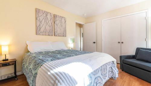 Stylish Home with BBQ Patio Prime Greensboro Spot - Foto 5