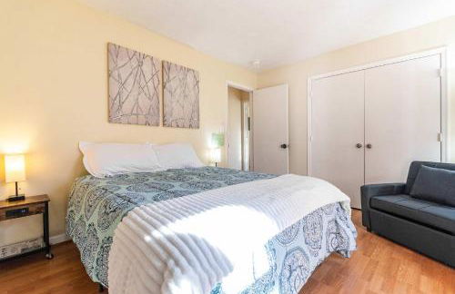 Stylish Home with BBQ Patio Prime Greensboro Spot - Foto 5