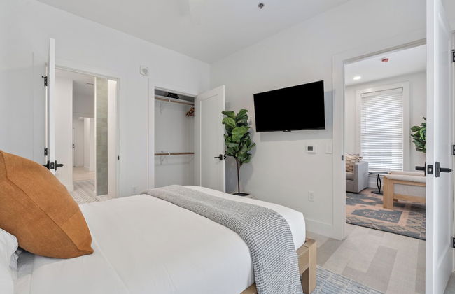 The Continental, powered by Placemakr - Downtown - Market Square - Photo 12