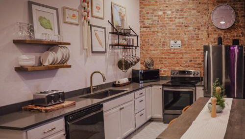 Private Boutique Getaway - Fireplace & Soaking Tub - Downtown Loft - by Cross-Key Vacation Rentals - Foto 4, stove, dishwasher