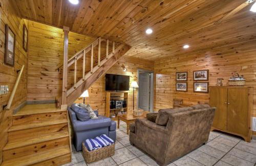 K6 Lodge Gather around the firepit soak in the hot tub and splash in the creek - Foto 32