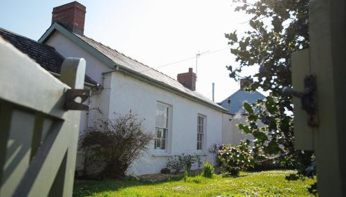May Tree Cottage Manorbier 5 mins from the beach Sleeps 4 - Foto 2, Garden, Garden view
