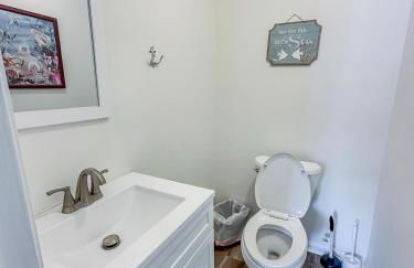 OceanView Oasis - Relax with Hot Tub, Breakfast, Fire Pit & Putting Green! - Foto 34