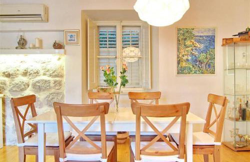 Waterfront stone house in city center - Photo 6