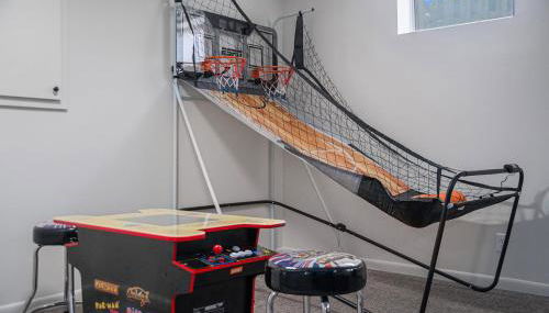 Central Family Oasis with Hot Tub & Fenced Yard - Foto 3