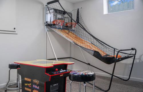 Central Family Oasis with Hot Tub & Fenced Yard - Foto 3