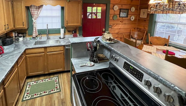 Serene Cabin in the Smokies w/ 2 Decks & Hot Tub - Photo 5, Intérieur