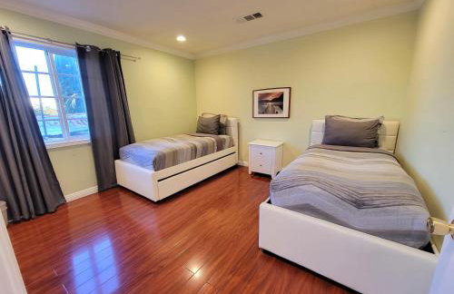 3 bedroom apartment by the MrC Hotel and 5 minutes to Rodeo Drive WiFi TV Patio walk to restaurants - Foto 7