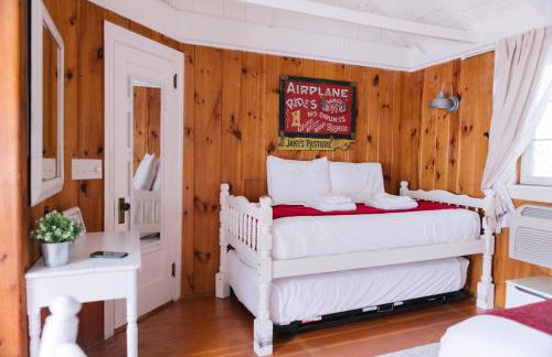 Cottage 5-6 - 2 Bedroom 1 Bath End Unit with Kitchenette Private Courtyard Pet Friendly fee applies - Photo 15