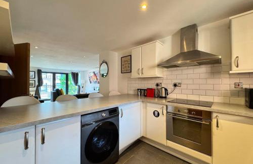 Balcony Free Parking Huge TV City Centre Apt - Foto 21