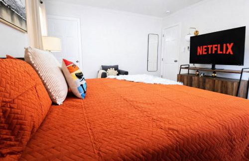 Lakefront Home with Deck Views and Screened Porch - King beds - Game Room - for HPU, Furniture Market - Foto 5