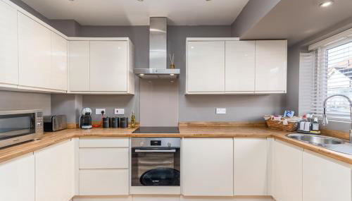 Castle Townhouse Kenilworth - Private Parking - 24 Hr Gym Access - Town Centre - Foto 2