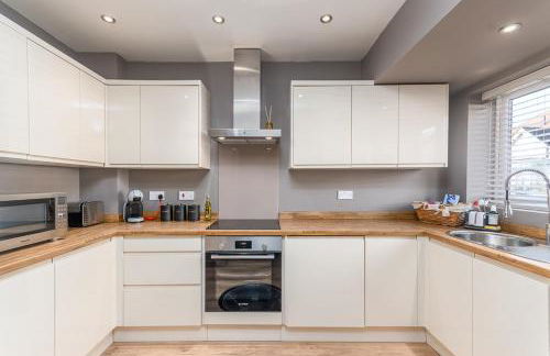 Castle Townhouse Kenilworth - Private Parking - 24 Hr Gym Access - Town Centre - Foto 2