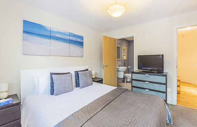 Canary Wharf Luxury Apartments - Photo 15