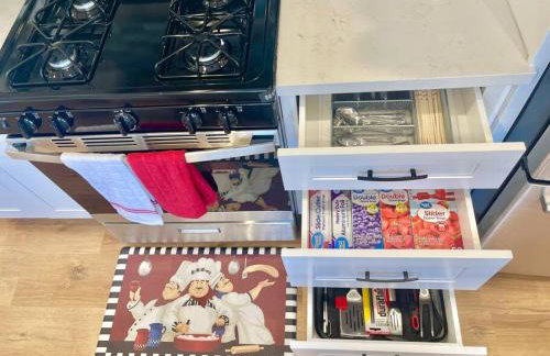 New Charming Spacious Disneyland Pool Home - Photo 25