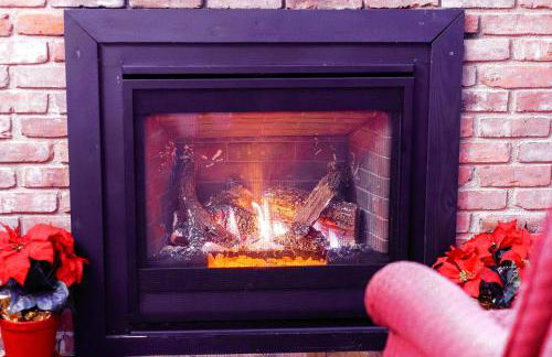 WOW!! Ultimate Pocono Retreat Hot Tub, Game Room, Fire Pit, Near Lakes & Hiking! - Foto 6