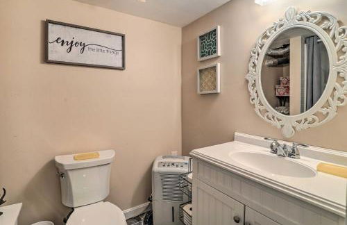 Cape Cod Cottage with Deck, Grill, and Games! - Foto 26