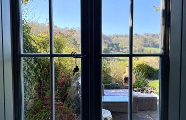 Charming Escape - Dog-Friendly Writer's Stone Cottage in the Stroud Valleys - Photo 25