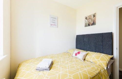 5 bed house with free parking in quiet location - Photo 10